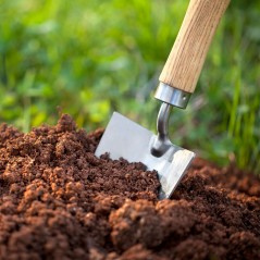 łopatka do prac ogrodowych wbita w ziemię