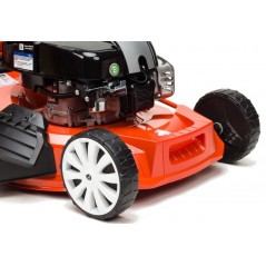 czerwona kosiarka spalinowa 6